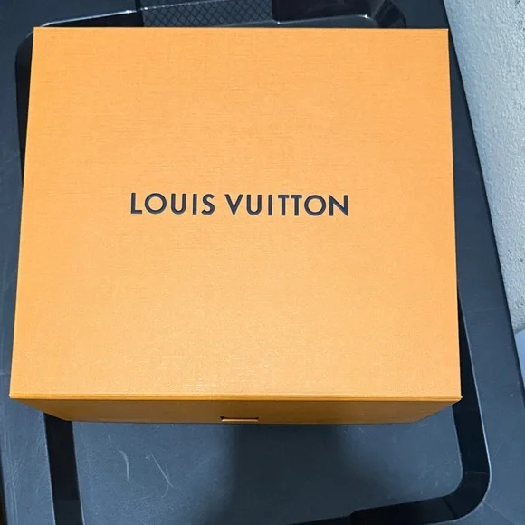 Louis Vuitton Gray and white Monogram Cap - Picture 10 of 10